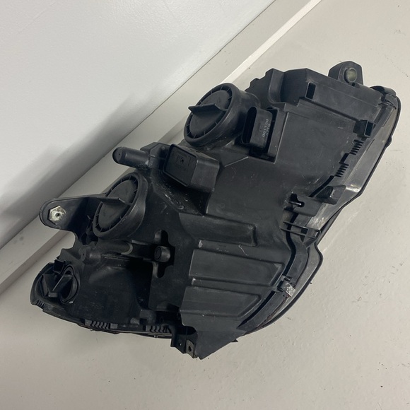 Mercedes Benz C Class Headlight 2008 2009 2010 2011 Driver Left Side (Used) - Picture 5 of 14